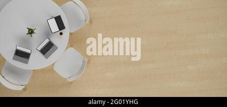 Vue de dessus de trois ordinateurs portables avec écran maquette sur table ronde dans un espace de travail commun, rendu 3D, illustration 3D Banque D'Images