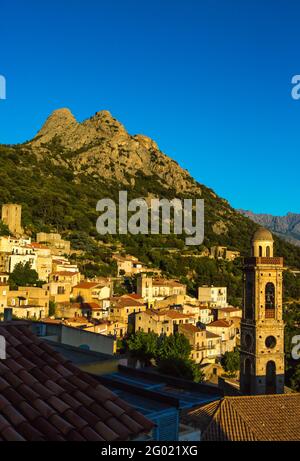 FRANCE. HAUTE-CORSE (2B) BALAGNE. VILLAGE LUMIO DOMINÉ PAR L'ÉGLISE SANTA MARIA ET CAPU BRACAJO (556 M) Banque D'Images