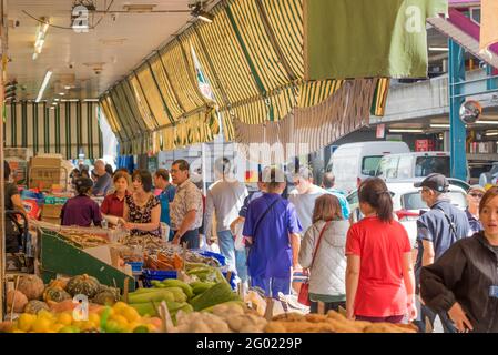 Les personnes qui vendent et achètent des fruits et légumes dans un marché extérieur ouvert dans la banlieue de Cabramatta, en Nouvelle-Galles du Sud, à Sydney, en Australie Banque D'Images