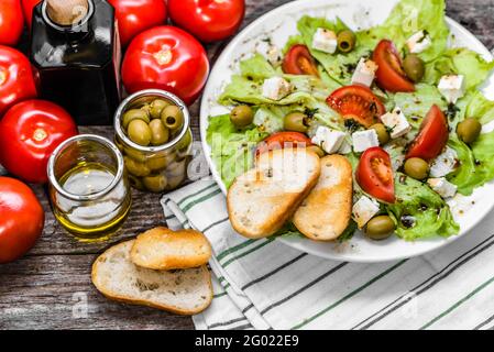 Assiette de salade, cuisine grecque, régime méditerranéen avec légumes et feta Banque D'Images