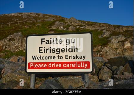 Bienvenue au signe Eriskay en anglais et gaélique écossais. Isolé avec un fond flou de colline rocheuse et de ciel bleu. Jour ensoleillé, personne. Banque D'Images