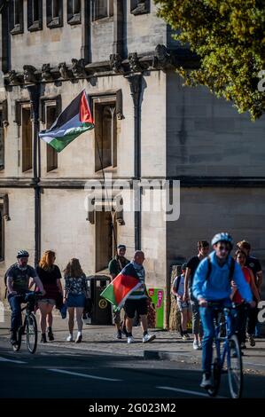 Oxford, Royaume-Uni. 30 mai 2021. Les vestiges d'une manifestation pro-palestinienne ont commencé à rentrer après le Magdalen College à Oxford. Le peuple s'oppose aux derniers plans d'Israël visant à déplacer les résidents palestiniens de Jérusalem et au conflit qui en résulte dans la région. Crédit : Guy Bell/Alay Live News Banque D'Images