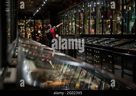 Oxford, Royaume-Uni. 30 mai 2021. Les gens de tous âges apprécient un voyage de vacances sur la rive au musée de Pitt Rivers et au musée d'histoire naturelle d'Oxford. Le flux des personnes est contrôlé jusqu'à la poursuite des restrictions du coronavirus. Crédit : Guy Bell/Alay Live News Banque D'Images