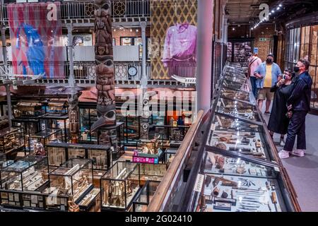 Oxford, Royaume-Uni. 30 mai 2021. Les gens de tous âges apprécient un voyage de vacances sur la rive au musée de Pitt Rivers et au musée d'histoire naturelle d'Oxford. Le flux des personnes est contrôlé jusqu'à la poursuite des restrictions du coronavirus. Crédit : Guy Bell/Alay Live News Banque D'Images