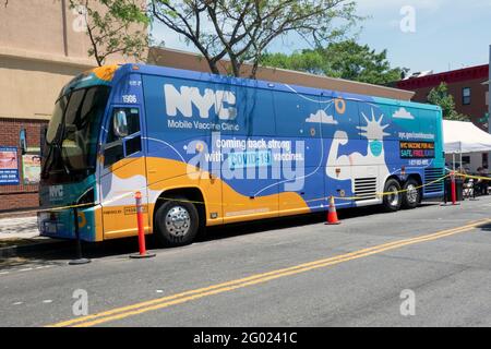 Un bus mobile de vaccination stationné sur la 31e avenue à Astoria, Queens, New York. Banque D'Images