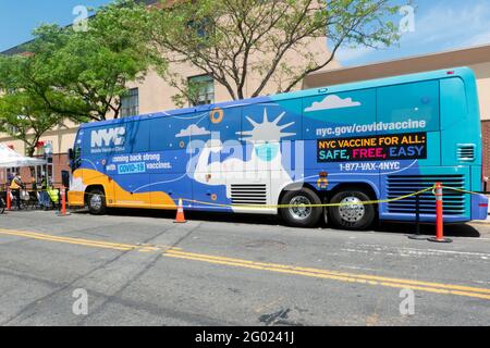Un bus mobile de vaccination stationné sur la 31e avenue à Astoria, Queens, New York. Banque D'Images