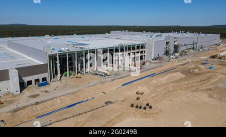 30 mai 2021, Brandebourg, Grünheide: Le chantier de construction du Gigafactory Tesla à l'est de Berlin (vue aérienne avec un drone). Selon ses propres informations, la production et la livraison des premiers véhicules ne débuteront pas avant la fin de 2021. La première usine européenne de Grünheide, conçue pour 500,000 véhicules par an, est un pilier important de la stratégie future de Tesla. Pour l’instant, le constructeur automobile américain prévoit d’employer jusqu’à 10,500 personnes par quarts. Photo: Patrick Pleul/dpa-Zentralbild/ZB Banque D'Images