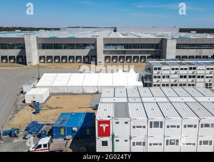 30 mai 2021, Brandebourg, Grünheide: Le chantier de construction du Gigafactory Tesla à l'est de Berlin (vue aérienne avec un drone). Selon ses propres informations, la production et la livraison des premiers véhicules ne débuteront pas avant la fin de 2021. La première usine européenne de Grünheide, conçue pour 500,000 véhicules par an, est un pilier important de la stratégie future de Tesla. Pour l’instant, le constructeur automobile américain prévoit d’employer jusqu’à 10,500 personnes par quarts. Photo: Patrick Pleul/dpa-Zentralbild/ZB Banque D'Images