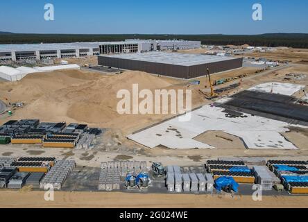 30 mai 2021, Brandebourg, Grünheide: Le chantier de construction du Gigafactory Tesla à l'est de Berlin (vue aérienne avec un drone). Selon ses propres informations, la production et la livraison des premiers véhicules ne débuteront pas avant la fin de 2021. La première usine européenne de Grünheide, conçue pour 500,000 véhicules par an, est un pilier important de la stratégie future de Tesla. Pour l’instant, le constructeur automobile américain prévoit d’employer jusqu’à 10,500 personnes par quarts. Photo: Patrick Pleul/dpa-Zentralbild/ZB Banque D'Images