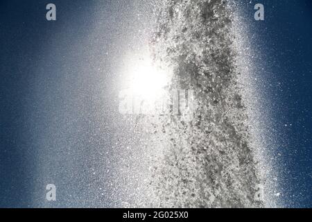 Magnifique fond d'eau de la fontaine bloquant le soleil Banque D'Images