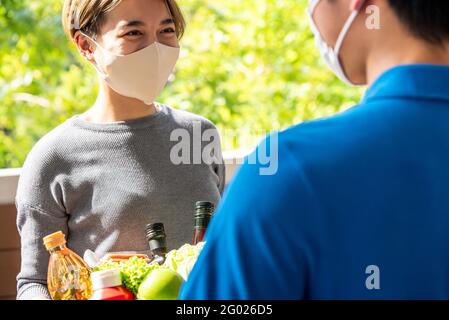 app,application,asiatique,panier,porter,téléphone,portable,chèque,courrier,client,livraison,livreur,livraison,livraison,express,nourriture,frais,donner,épicerie,mec,tenir,h Banque D'Images