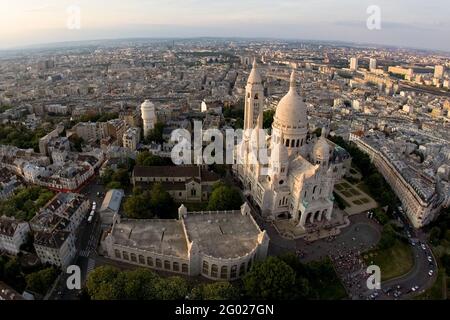 FRANCE. PARIS (75) VUE AÉRIENNE DE LA BASILIQUE DU SACRÉ-CŒUR DEPUIS LE NORD. EN ARRIÈRE-PLAN (DE GAUCHE À DROITE), LE 9 E QUARTIER, LE QUARTIER ET MONTMARTRE Banque D'Images