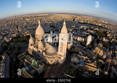 FRANCE. PARIS (75) VUE AÉRIENNE DE LA BASILIQUE DU SACRÉ-CŒUR DEPUIS LE NORD. EN ARRIÈRE-PLAN (DE GAUCHE À DROITE), LE 9 E QUARTIER, LE QUARTIER ET MONTMARTRE Banque D'Images