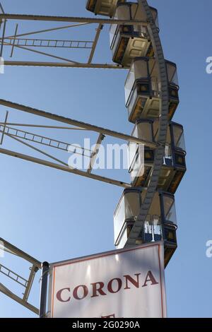 Wernigerode, Allemagne. 31 mai 2021. Une roue Ferris se trouve devant le drapeau d'un centre d'essai Corona. Probablement à partir de 4.6.2021 une grande roue de Ferris va tourner à nouveau dans les montagnes Harz. En raison de la pandémie de Corona, la roue de Ferris a dû être démantelée prématurément au cours du confinement l'an dernier. Après l'annulation de divers événements et festivals, l'industrie du showman peut respirer à nouveau lentement. Credit: Matthias Bein/dpa-Zentralbild/ZB/dpa/Alay Live News Banque D'Images