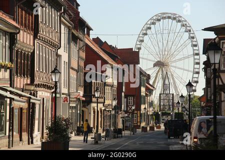 Wernigerode, Allemagne. 31 mai 2021. Une grande roue se trouve à la périphérie de la ville, derrière des bâtiments résidentiels. On s'attend à ce qu'une grande roue tourne à nouveau dans les montagnes Harz à partir de 4.6.2021. En raison de la pandémie de Corona, la roue de Ferris a dû être démantelée prématurément au cours du confinement l'an dernier. Après l'annulation de divers événements et festivals, l'industrie du spectacle peut respirer à nouveau lentement. Credit: Matthias Bein/dpa-Zentralbild/ZB/dpa/Alay Live News Banque D'Images