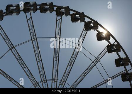 Wernigerode, Allemagne. 31 mai 2021. Une silhouette de grande roue dans le contre-jour du soleil du matin. Probablement de la 4.6.2021 une grande roue va tourner à nouveau dans les montagnes Harz. En raison de la pandémie de Corona, la roue de Ferris a dû être démantelée prématurément au cours du confinement l'année dernière. Après l'annulation de divers événements et festivals, l'industrie du spectacle peut respirer à nouveau lentement. Credit: Matthias Bein/dpa-Zentralbild/ZB/dpa/Alay Live News Banque D'Images