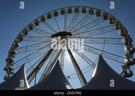 Wernigerode, Allemagne. 31 mai 2021. Une silhouette de grande roue dans le contre-jour du soleil du matin. Probablement de la 4.6.2021 une grande roue va tourner à nouveau dans les montagnes Harz. En raison de la pandémie de Corona, la roue de Ferris a dû être démantelée prématurément au cours du confinement l'année dernière. Après l'annulation de divers événements et festivals, l'industrie du spectacle peut respirer à nouveau lentement. Credit: Matthias Bein/dpa-Zentralbild/ZB/dpa/Alay Live News Banque D'Images