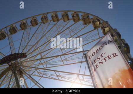 Wernigerode, Allemagne. 31 mai 2021. Une grande roue se trouve à la périphérie de la ville, derrière des bâtiments résidentiels. On s'attend à ce qu'une grande roue tourne à nouveau dans les montagnes Harz à partir de 4.6.2021. En raison de la pandémie de Corona, la roue de Ferris a dû être démantelée prématurément au cours du confinement l'an dernier. Après l'annulation de divers événements et festivals, l'industrie du spectacle peut respirer à nouveau lentement. Credit: Matthias Bein/dpa-Zentralbild/ZB/dpa/Alay Live News Banque D'Images