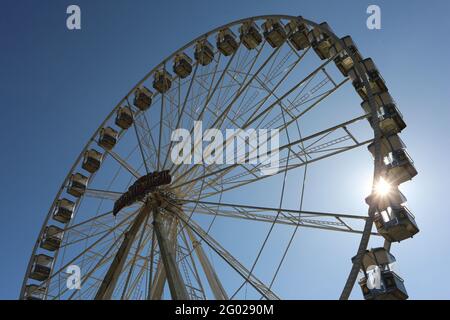 Wernigerode, Allemagne. 31 mai 2021. Une silhouette de grande roue dans le contre-jour du soleil du matin. Probablement de la 4.6.2021 une grande roue va tourner à nouveau dans les montagnes Harz. En raison de la pandémie de Corona, la roue de Ferris a dû être démantelée prématurément au cours du confinement l'année dernière. Après l'annulation de divers événements et festivals, l'industrie du spectacle peut respirer à nouveau lentement. Credit: Matthias Bein/dpa-Zentralbild/ZB/dpa/Alay Live News Banque D'Images
