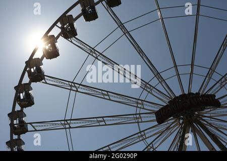 Wernigerode, Allemagne. 31 mai 2021. Une silhouette de grande roue dans le contre-jour du soleil du matin. Probablement de la 4.6.2021 une grande roue va tourner à nouveau dans les montagnes Harz. En raison de la pandémie de Corona, la roue de Ferris a dû être démantelée prématurément au cours du confinement l'année dernière. Après l'annulation de divers événements et festivals, l'industrie du spectacle peut respirer à nouveau lentement. Credit: Matthias Bein/dpa-Zentralbild/ZB/dpa/Alay Live News Banque D'Images