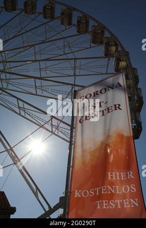 Wernigerode, Allemagne. 31 mai 2021. Une roue Ferris se trouve devant le drapeau d'un centre d'essai Corona. Probablement à partir de 4.6.2021 une grande roue de Ferris va tourner à nouveau dans les montagnes Harz. En raison de la pandémie de Corona, la roue de Ferris a dû être démantelée prématurément au cours du confinement l'an dernier. Après l'annulation de divers événements et festivals, l'industrie du showman peut respirer à nouveau lentement. Credit: Matthias Bein/dpa-Zentralbild/ZB/dpa/Alay Live News Banque D'Images