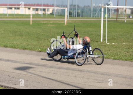 Entraînement d'athlète senior avec sa main Bike on a Track. Banque D'Images