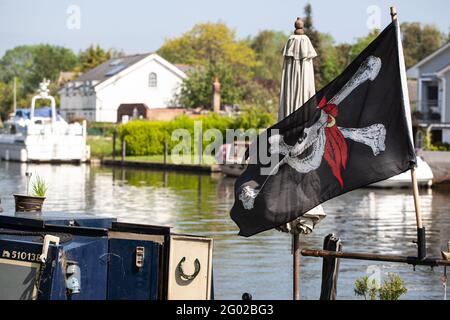 Bateau à rames sur la Tamise avec drapeau Pirate Banque D'Images