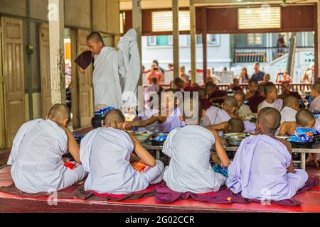 Mandalay, Myanmar - 30 décembre 2017 : les jeunes moines novices ont le repas quotidien unique au déjeuner à Mandalay, Myanmar (Birmanie) Banque D'Images