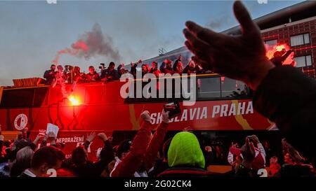 Fotbaliste Slavie po utkani zaverecneho 34. kola prvni ligy s Ceskymi Budejovicemi 29. kvetna 2021 v Praze prevzali trofej pro mistra, s niz tym od stadionu v Edenu vyrazil na jizdu otevrenym autobusem melavani. Banque D'Images