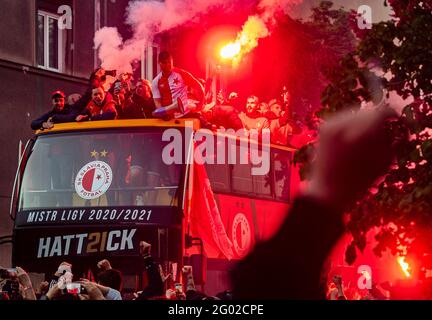 Fotbaliste Slavie po utkani zaverecneho 34. kola prvni ligy s Ceskymi Budejovicemi 29. kvetna 2021 v Praze prevzali trofej pro mistra, s niz tym od stadionu v Edenu vyrazil na jizdu otevrenym autobusem melavani. Banque D'Images