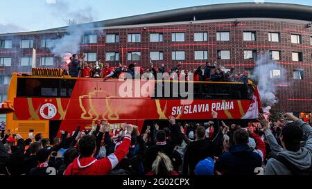 Fotbaliste Slavie po utkani zaverecneho 34. kola prvni ligy s Ceskymi Budejovicemi 29. kvetna 2021 v Praze prevzali trofej pro mistra, s niz tym od stadionu v Edenu vyrazil na jizdu otevrenym autobusem melavani. Banque D'Images