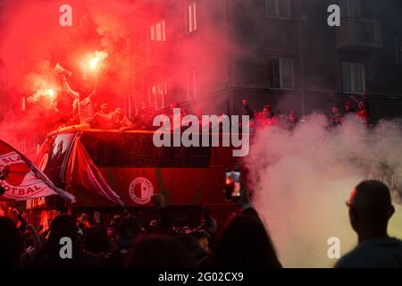 Fotbaliste Slavie po utkani zaverecneho 34. kola prvni ligy s Ceskymi Budejovicemi 29. kvetna 2021 v Praze prevzali trofej pro mistra, s niz tym od stadionu v Edenu vyrazil na jizdu otevrenym autobusem melavani. Banque D'Images