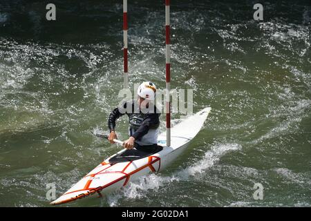 Participant à la coupe de slalom ICF et ECA Canoe 2021 le 29 mai 2021 à Merano, Italie. Banque D'Images