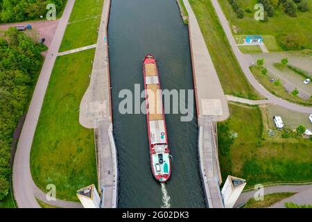 Magdebourg, Allemagne. 21 mai 2021. Une barge traverse la jonction de la voie navigable de Magdeburg. Le canal Mittelland traverse l'Elbe à ce point dans un pont à travers. D'une longueur de 918 mètres, c'est le plus grand pont de canal d'Europe. (Photo prise avec un drone) Credit: Stephan Schulz/dpa-Zentralbild/ZB/dpa/Alay Live News Banque D'Images