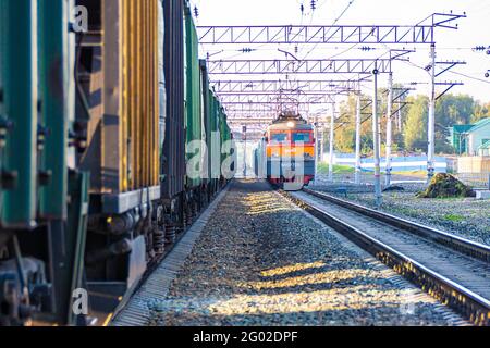 Kemerovo, Russie 27 août 2019. La locomotive du chemin de fer russe se déplace le matin à travers le territoire de la gare Banque D'Images