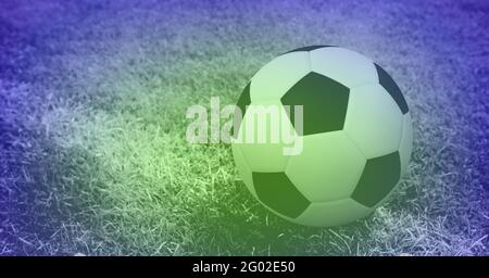 Composition du football sur une ligne blanche sur un terrain de pelouse avec espace de copie et teinte violette Banque D'Images