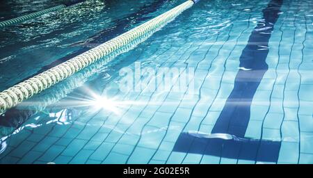 Composition de la piscine avec des couloirs, lumière et espace de copie Banque D'Images