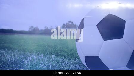 Composition du football sur la ligne blanche sur le terrain Banque D'Images