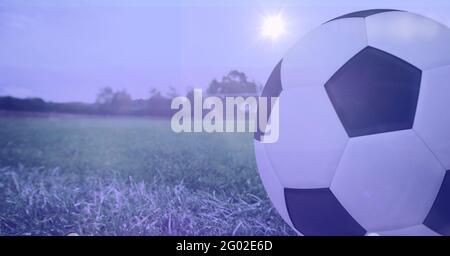 Composition du football sur la ligne blanche sur le terrain Banque D'Images