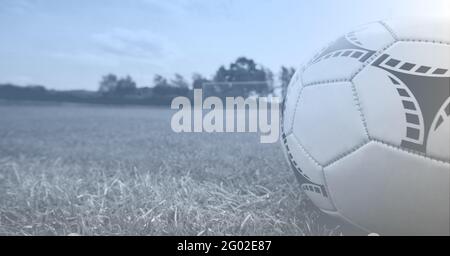 Composition du football sur une ligne blanche sur un terrain de pelouse avec espace de copie Banque D'Images