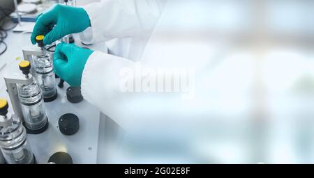 Composition des mains du technicien de laboratoire au travail, avec un espace de copie flou à droite Banque D'Images