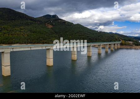 Vue aérienne du réservoir de Baells (Berguedà, Catalogne, Espagne, Pyrénées) ESP: Vista aérea del embalse de la Baells (Berguedà, Cataluña, España) Banque D'Images