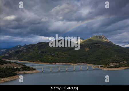 Vue aérienne du réservoir de Baells (Berguedà, Catalogne, Espagne, Pyrénées) ESP: Vista aérea del embalse de la Baells (Berguedà, Cataluña, España) Banque D'Images