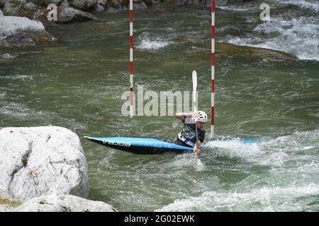Participant à la coupe de slalom ICF et ECA Canoe 2021 le 29 mai 2021 à Merano, Italie. Banque D'Images