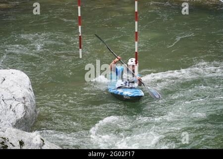 Participant à la coupe de slalom ICF et ECA Canoe 2021 le 29 mai 2021 à Merano, Italie. Banque D'Images