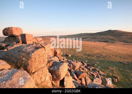 Vue de West Mill vers Yes Tor Dartmoor UK Banque D'Images