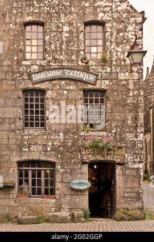 FRANCE - FINISTÈRE - 29 - LOCRONAN : FAÇADE DE LA MAISON SUR LA RUE SAINT MAURICE, À GAUCHE DE ST. ÉGLISE DE RONAN. NOMMÉ D'APRÈS ST. RONAN, FONDATEUR ERMITE DE LA VILLE Banque D'Images