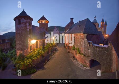 FRANCE - CORRÈZE - 19 - COLLONGES LA ROUGE : LA MAISON DE LA SORCIÈRE, AU CRÉPUSCULE, DANS LE SUD DU VILLAGE. TOUT VÊTU DE ROUGE, CET ANCIEN FIEF O Banque D'Images