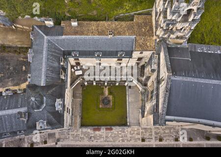 FRANCE - DORDOGNE - 24 - BRANTOME : L'ABBAYE BÉNÉDICTINE ET SON CLOÎTRE. LE BRANTOME EST SITUÉ DANS UNE COLLINE ENTOURÉE PAR LA RIVIÈRE DRONNE, D'OÙ SON NIC Banque D'Images