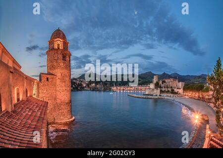 FRANCE - PYRÉNÉES ORIENTALES - 66 - COLLIOURE : L'ÉGLISE NOTRE-DAME DES ANGES, LA BOUCLE BALETTA ET LE CHÂTEAU ROYAL À L'AUBE. JOYAU DE LA CÔTE Banque D'Images